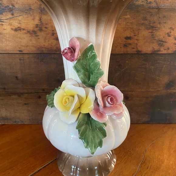 Vintage Nuova Capodimonte floral vase. Made in Italy - Picture 1 of 9